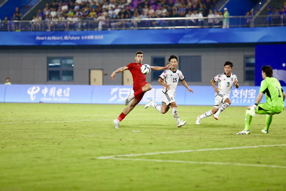 نجم منتخبنا خالد النبريص خلال اللقاء